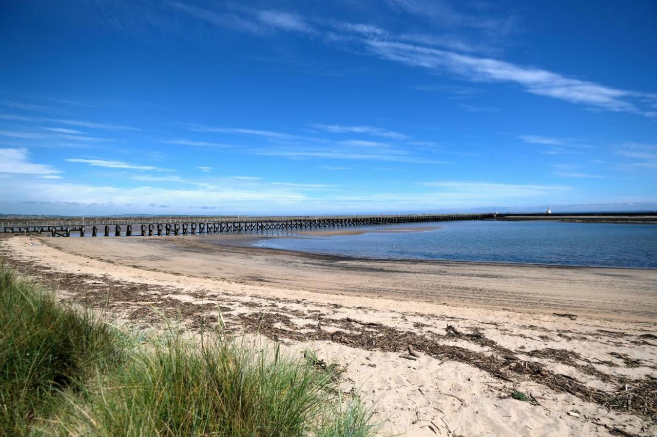 The Anchorage - Sea Views And On Doorstep Holiday home *